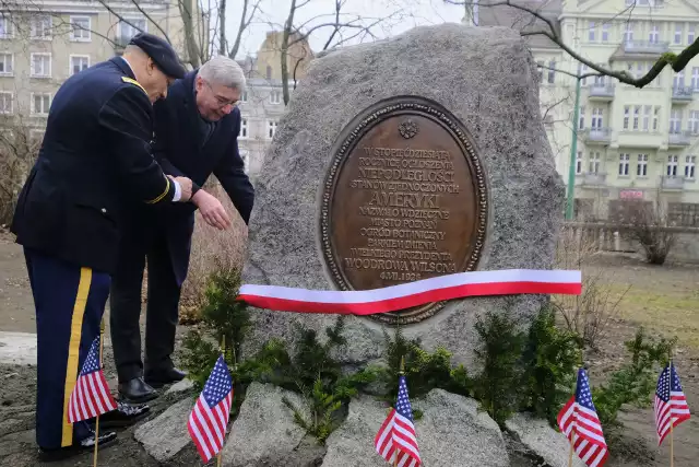 Podczas uroczystości upamiętniających prezydenta Stanów Zjednoczonych odsłonięto monument, który ponownie ustawiono na swoim miejscu po kilkudziesięciu latach.