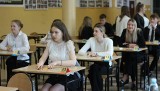 Matura 2024 z języka polskiego w szkołach średnich w Kozienicach. Skupieni uczniowie przystąpili do egzaminu dojrzałości. Zobaczcie zdjęcia
