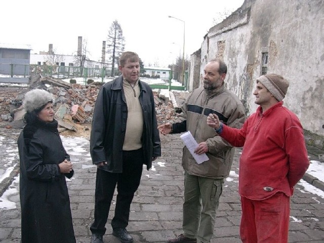 - Nie chcemy mieszkać w oparach benzyny i w huku silników tirów jeżdżących nam pod oknami przez całą dobę - mówią mieszkańcy Winiar. Od lewej: Urszula Zdanowicz, Marcin Janocha, Krzysztof Ślęzak, Bernard Gągor.