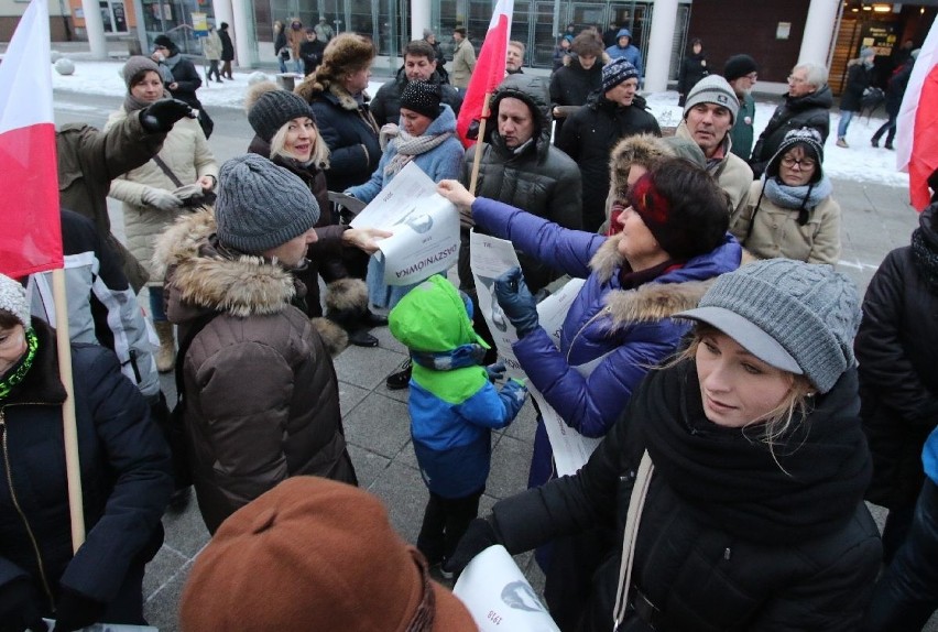 Protest w Kielcach przeciwko rządowi: -  To już przechodzi wszelkie granice