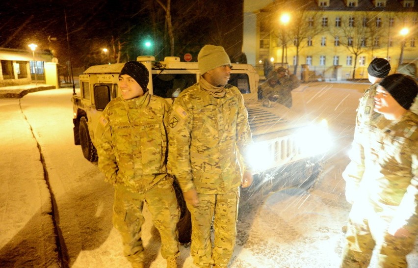 Amerykańscy żołnierze w koszarach w Żaganiu.