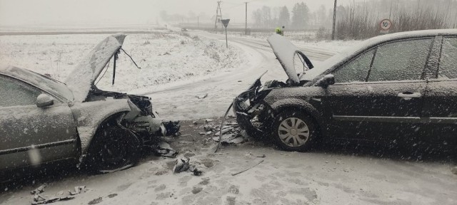 Pięć osób, w tym dwoje dzieci zostało poszkodowanych po czołowym zderzeniu dwóch samochodów w miejscowości Niwiska Krasocińskie w gminie Krasocin (powiat włoszczowski)
