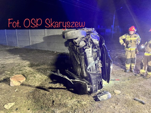 W Chomentowie - Puszu samochód uderzył w betonowe ogrodzenie i przewrócił się na bok, dwie osoby zostały ranne.