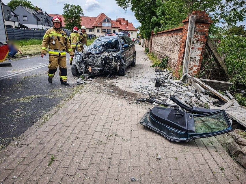 Okoliczności wypadku ustala policja. Na drodze widać ślady...