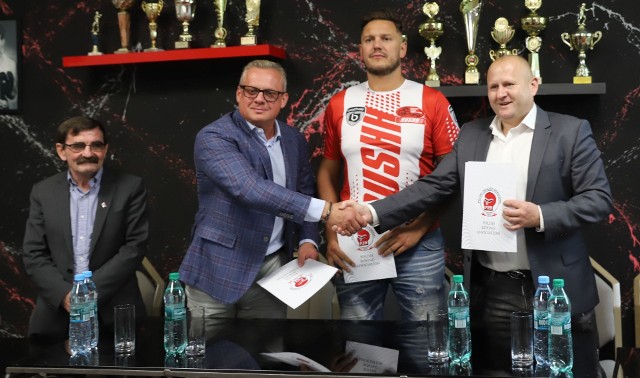 Andrzej Wawrzyk, były mistrz Polski i posiadacz pasów WBC Baltic oraz WBA International w wadze ciężkiej w boksie zawodowym, został zawodnikiem Kieleckiego Klubu Bokserskiego RUSHH Kielce.