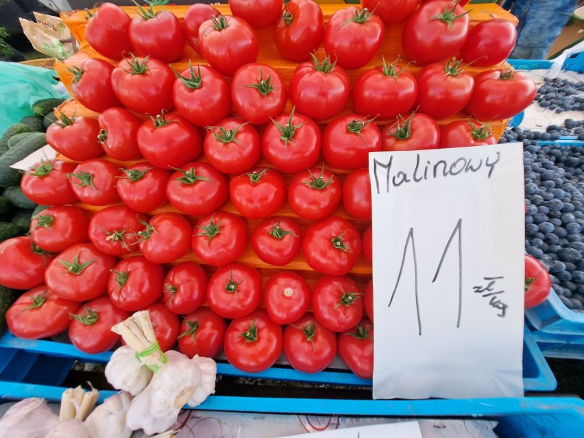 Warzywa, owoce i przyprawy na giełdzie w Miedzianej Górze. Po ile truskawki, borówki i pomidory? Zobacz ceny i zdjęcia