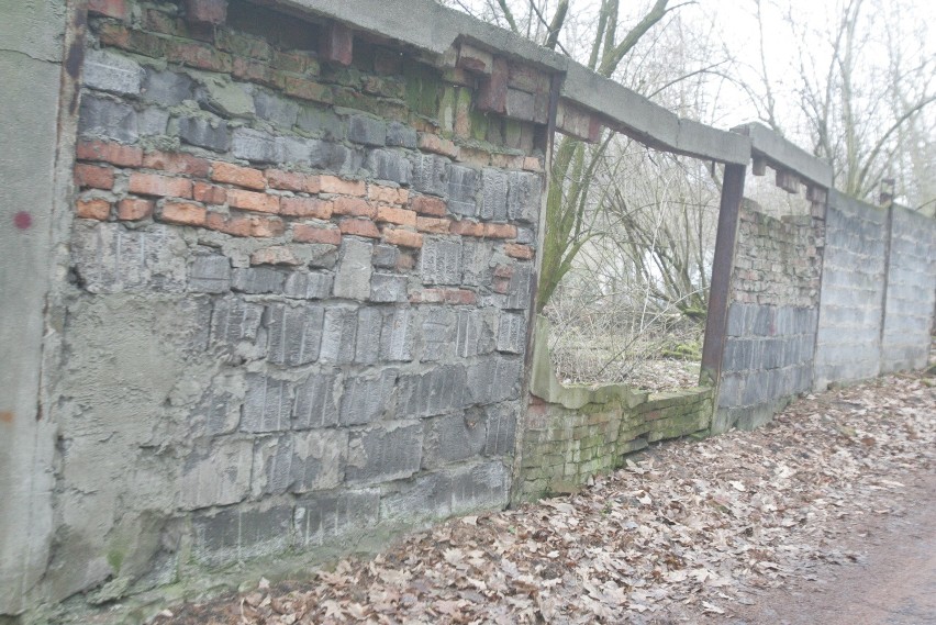 Ogrodzenie przy szpitalu na Wilchwach jest w katastrofalnym...