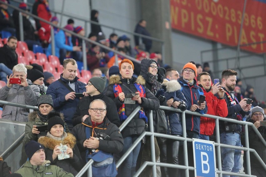 Mecz Piast Gliwice - Pogoń Szczecin oglądało niespełna trzy...