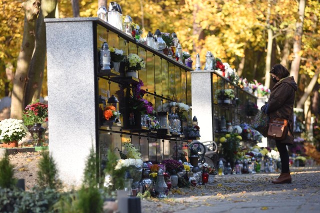 Ilu Polaków decyduje się na kremacje? Według danych Instytutu Branży Pogrzebowej i Cmentarnej, to już około 40 procent pochówków.