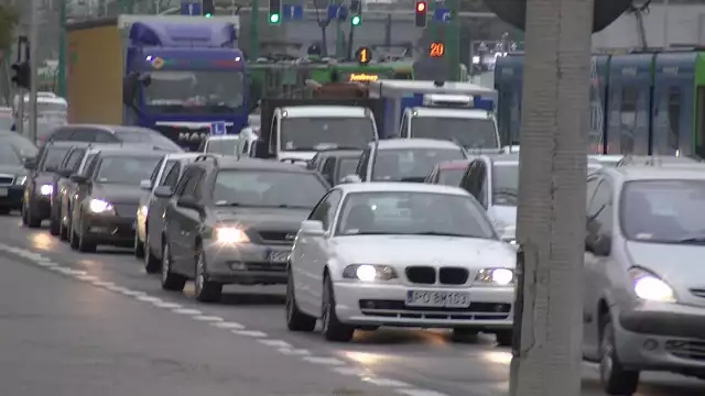 Poznań: Zerwana sieć trakcyjna i ogromne korki na Ratajach