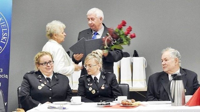 Bogumiła Jabłońska, prezes Zarządu Rejonowego PCK w Nakle  odbiera gratulacje i kwiaty od starosty Tadeusza Sobola. Uhonorowano ją także medalem 60-lecia Honorowego Krwiodawstwa PCK