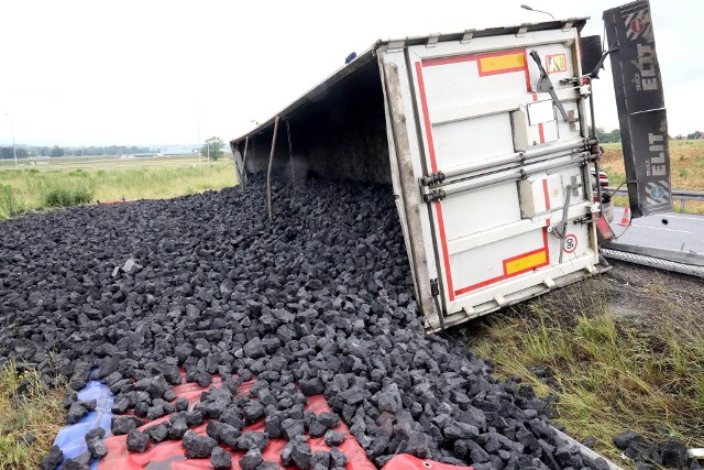 Groźny wypadek na węźle A4 i S3 pod Legnicą. Z auta wysypał się koks