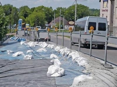 Osuwisko sprawiło, że konieczne było zamknięcie jednego pasa ul. Narutowicza. Droga ma być przywrócona do normy za kilka miesięcy. Fot. Jolanta Białek