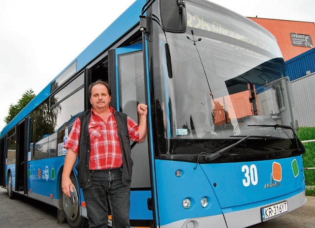 Andrzej Dźwigał, kierowca autobusu linii 30 cieszy się, że może wozić pasażerów fabrycznie nowym mazem. Przekonuje, że pojazd jest nie tylko estetyczny, ale też znacznie wygodniejszy
