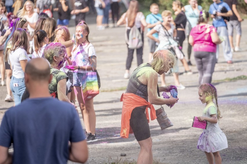 Holi Festiwal Kolorów odbywał się w sobotę, 17 sierpnia,...