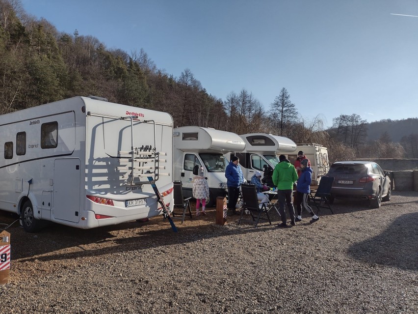 Nocna Jazda i zlot kamperów w Bałtowie. Pierwszy weekend ferii wiele osób spędziło na nartach (ZDJĘCIA)