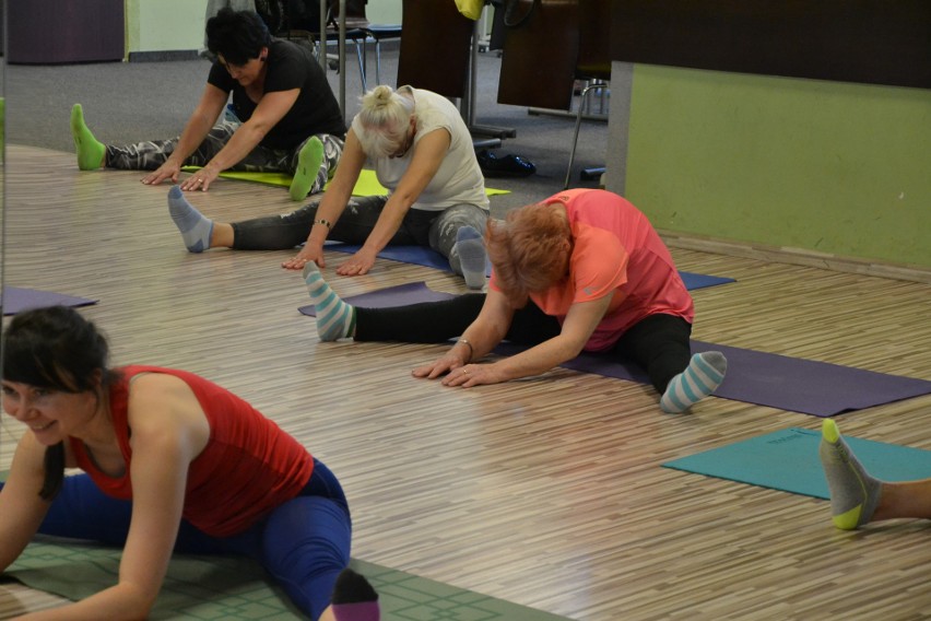 Żorscy seniorzy na ćwiczeniach pilates - tak dbają o swoją sprawność! ZDJĘCIA