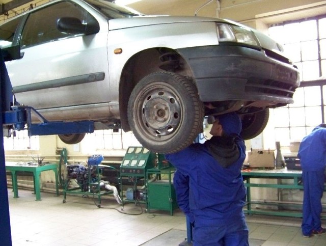 Renault służy do prowadzenia zajęć z diagnostyki samochodowej  oraz prowadzenia napraw i konserwacji.