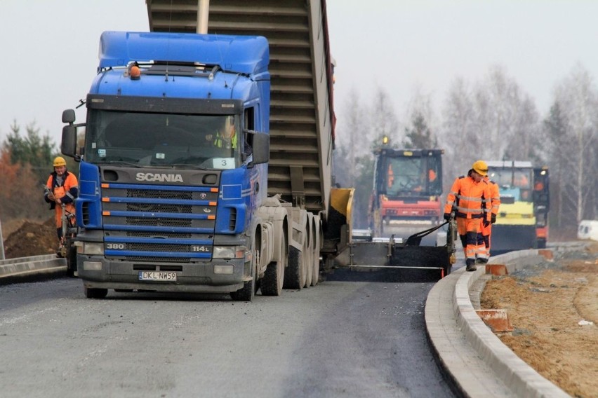 Przed świętami na budowie obwodnicy Leśnicy położono asfalt