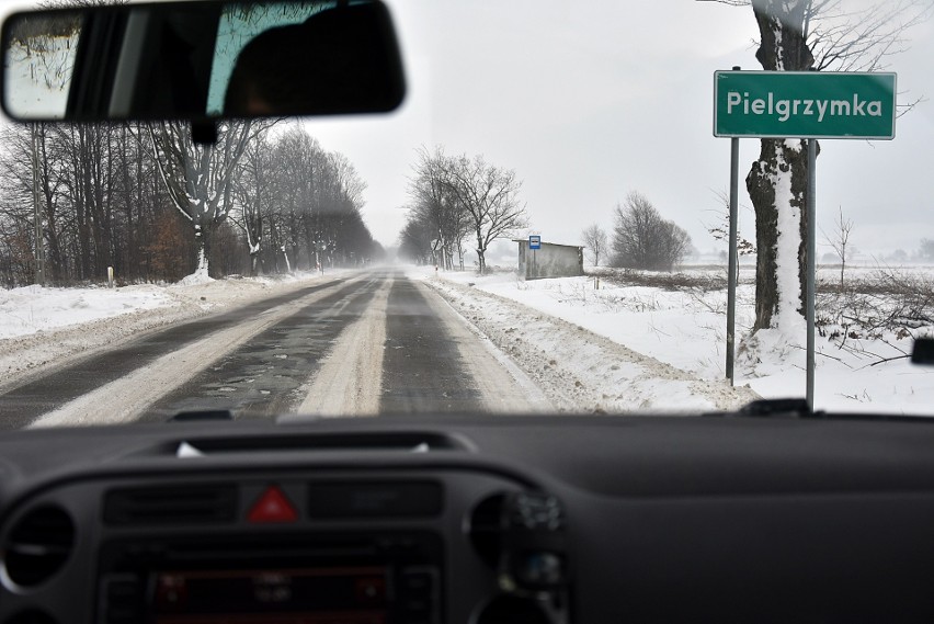 Zima zablokowała drogę wojewódzką, drogowcy są bezradni [ZDJĘCIA]