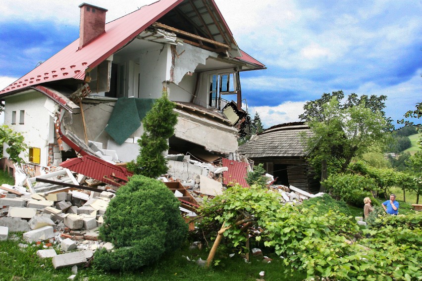 10 lat temu w Łyczance solidne budynki rozsypały się jak domki z kart. Osuwała się góra [ZDJĘCIA]