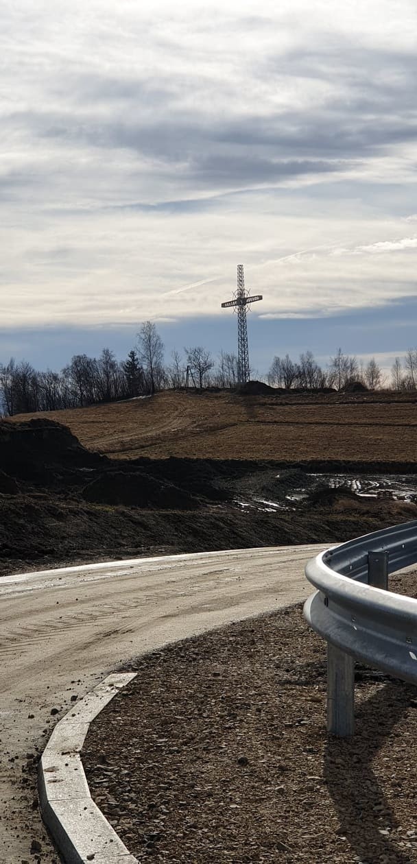 Krzeczów. Zakończył się montaż krzyża na setną rocznicę urodzin Jana Pawła II