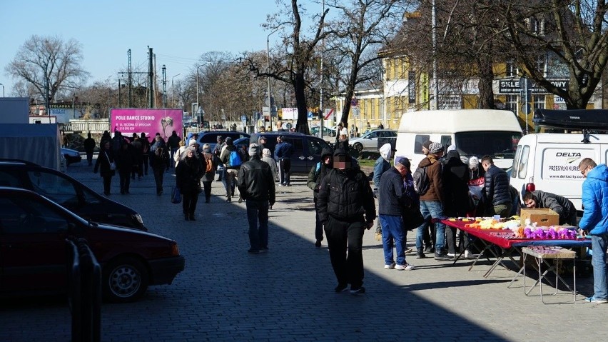 Wrocław: Sporo ludzi na Świebodzkim i Młynie. Stoiska stoją przed wejściem