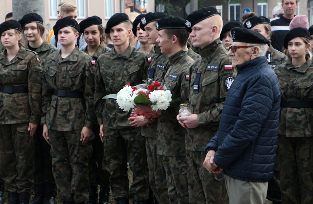 Pod pomnikiem upamiętniającym szlachetną osobowość grudziądzanina Tadeusza Maślonkowskiego, pseudonim Sosna odbyła się uroczystość patriotyczna i złożono wiązanki kwiaty i zapalono znicze.