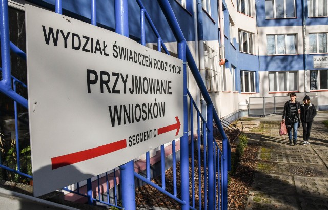 W Wydziale Świadczeń Rodzinnych urzędnicy udzielają Ukrainkom informacji na temat wypłat świadczeń, jeśli te podadzą swój Pesel