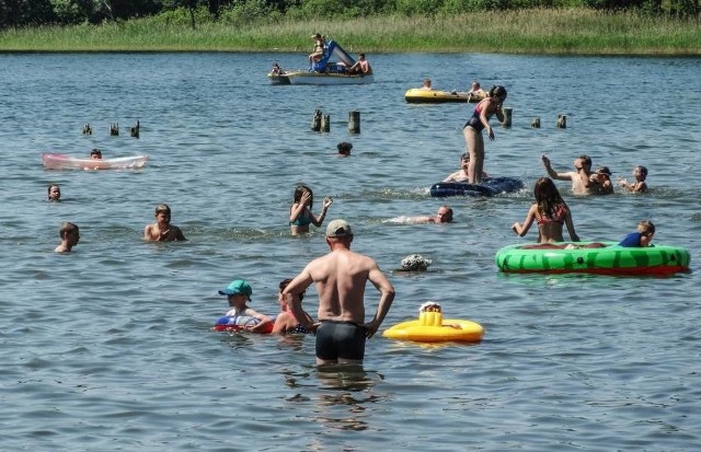 W pogodne dni tłoczno nad jeziorem w Wąsoszu już od początku czerwcaZobacz koniecznie: Na wakacje planujemy wydać mniej niż przed rokiem  