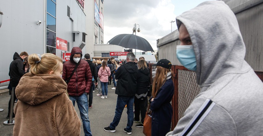 Tłumy oczekujących na szczepienie pod centrum szczepień...