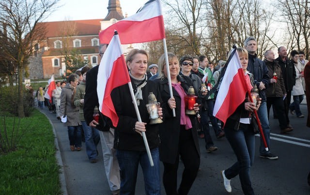 Mieszkańcy Mogilno wychodzą z klasztoru