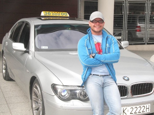 Paweł Marynowski z Radia Taxi Łysogóry jeździ srebrnym BMW serii 7. Wozi znanych ludzi i przyznaje, że rozmowy z nimi są bardzo przyjemne.