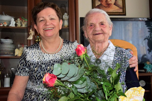 Pani Helena Zaranek z Kruszwicy skończyła dziś 106 lat. Na imprezie urodzinowej była z nią córka Maria, jej znajomi oraz "Gazeta Pomorska". Najbliższa rodzina przyjedzie do niej w niedzielę.Helena Zaranek (z domu Łyczek) pochodzi z Kielecczyzny. Urodziła się 23 marca 1912 roku w Sierosławicach (gmina Końskie). Mieszkała tu aż do wojny. W 1940 roku trafiła na roboty do Niemiec. Pracowała niedaleko Hamburga. Na robotach w Niemczech poznała swojego przyszłego męża Szczepana. Ślub wzięli zaraz po zakończeniu wojny, jeszcze w Niemczech, w obozie przejściowym. Większość życia spędziła w Konarach (gmina Dąbrowa Biskupia), gdzie wspólnie z mężem wybudowała dom.Jej mąż zmarł w wieku 85 lat. 7 lat temu opuściła swoje gospodarstwo w Konarach i przeprowadziła się do Kruszwicy. Mieszka u swojej córki Marii. Ma wnuczkę Alicję i prawnuczka Kacpra. Jaki jest jej sposób na długowieczność? - Nie stękać, nie kwękać, nie narzekać - wymienia pani Helena. Ma też sprawdzoną dietę. - Jem wszystko, ale po trochu - podkreśla. Jej słowa potwierdza Maria Domańska, córka, u której pani Helena mieszka. - Nigdy się nie przejadała i nie przejada do dziś. Zawsze je tyle, ile jej organizm potrzebuje. Nie przypominam sobie, by kiedykolwiek mówiła, że ma ochotę na jakiś smakołyk - opowiada. 