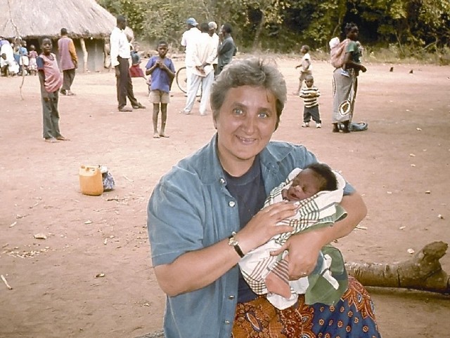 Cecylia Bachalska urodziła się w Żmigrodzie w woj. dolnośląskim. W wieku 11 lat przeprowadziła się do Gorzowa. W 1986 r. wyjechała na misję do Afryki. Pielęgniarka i siostra-misjonarka ze Zgromadzenia Sióstr Misjonarek Afryki (tzw. Siostry Białe). Od trzech lat przygotowuje misjonarki do wyjazdów do Afryki. Lubi chodzić po górach, muzykę klasyczną i książki, np. Ryszarda Kapuścińskiego.