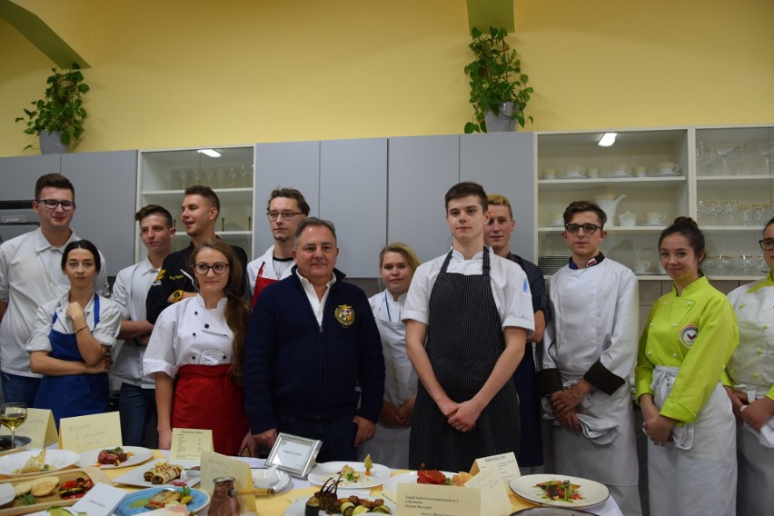 Nowy Sącz. Robert Makłowicz oceniał konkursowe dania uczniów gastronoma [ZDJĘCIA]