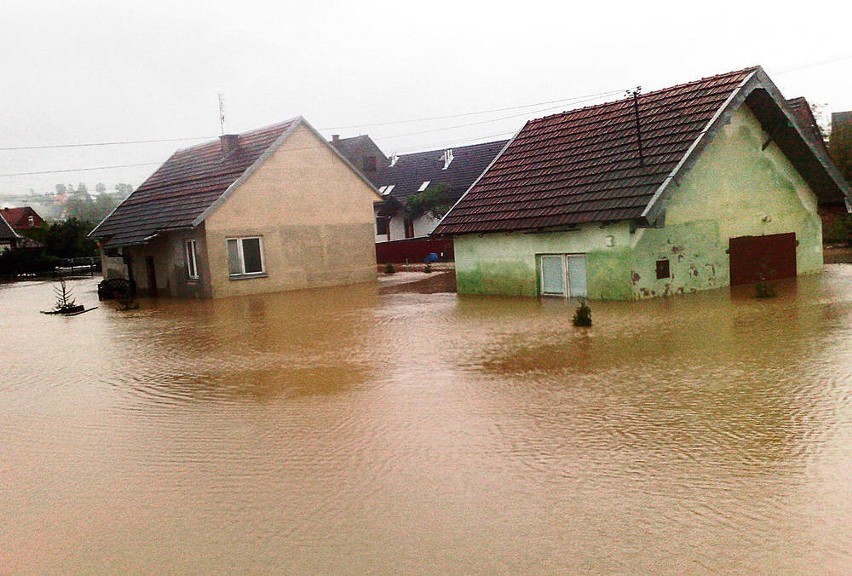 Domy mieszkalne w Radziszowie zalane przez Skawinkę