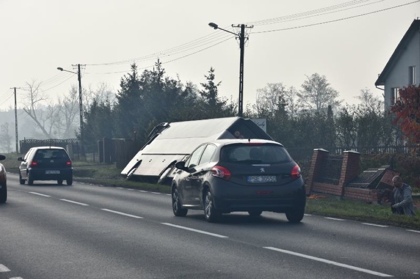 Śrem: Autobus zjechał do rowu i rozbił się o płot