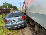 Bulowice. Samochód osobowy wjechał pod pociąg osobowy, który ciągnął pojazd przez kilkadziesiąt metrów