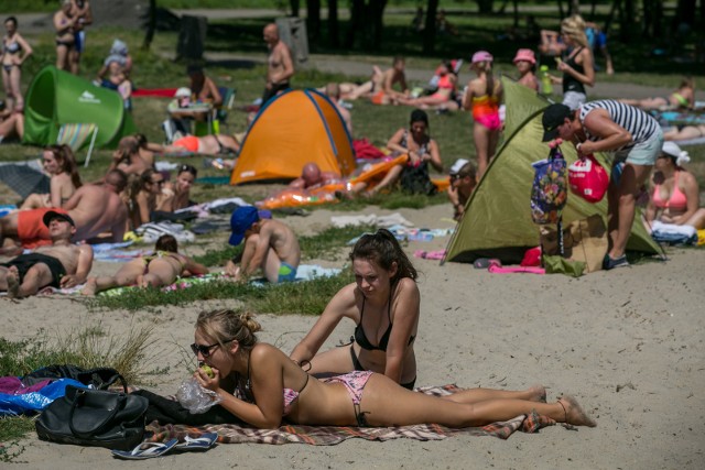 Prezentujemy listę długich weekendów 2018 roku. Okazji do wypoczynku będzie jeszcze kilka. Sprawdźcie, na kiedy zaplanować urlop w najbliższą majówkę!Zakaz handlu w niedziele - kiedy dokładnie nie zrobimy niedzielnych zakupów? Sprawdź: TUTAJ - kliknijPolecamy!Znasz przysłowia i powiedzenia? Sprawdź się!;nf Gwara toruńska. Czy znasz znaczenie tych słów?;nfCzy nadajesz się na słuchacza Radia Maryja? [SZYBKI QUIZ] ;nf10 trudnych wyrazów. Sprawdź, czy dobrze znasz polską ortografię! ;nf60 sekund biznesu - zakaz handlu w niedziele