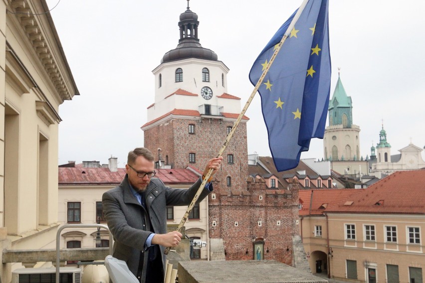Flaga Unii Europejskiej zawisła na maszcie na balkonie lubelskiego ratusza (ZDJĘCIA)