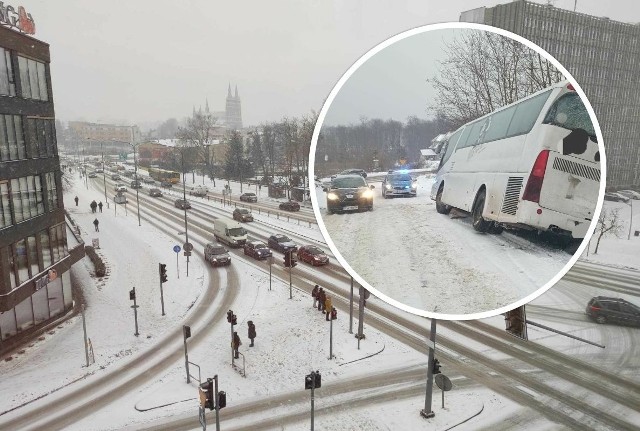 Koszmar kierowców w regionie świętokrzyskim. W miejscowości Niemścice autobus szkolny zjechał do rowu.