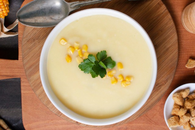 Prosta zupa krem może być podana z posiekaną natką pietruszki, popcornem albo można ją ozdobić kilkoma ziarnami kukurydzy.