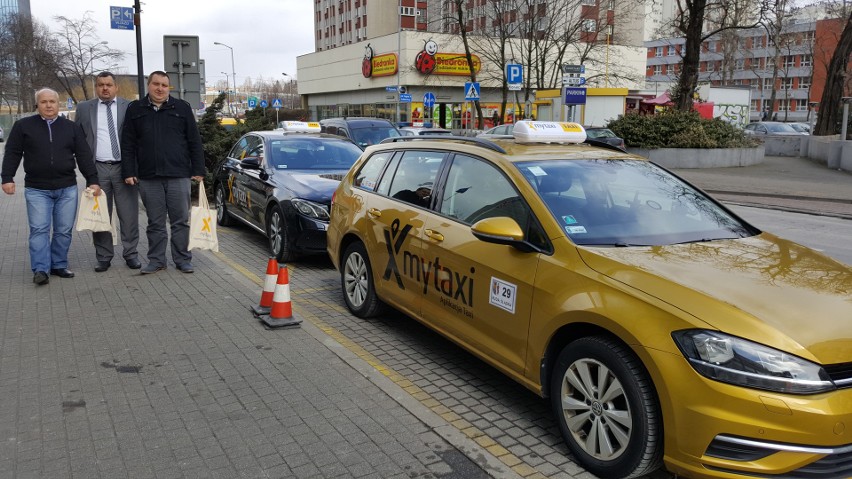 Taksówki mytaxi przed katowickim Altusem.