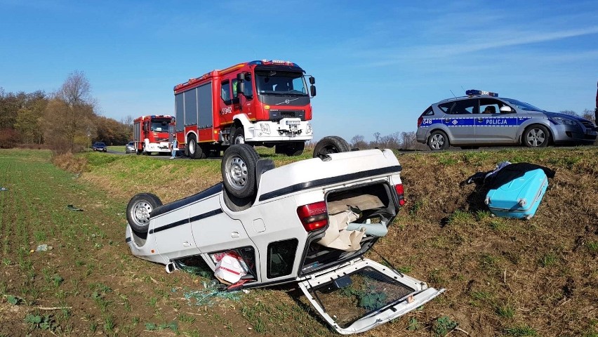 Dwa wypadki na drogach powiatu oświęcimskiego – w Bobrku doszło do zderzenia dwóch samochodów. W Palczowicach dachował samochód [ZDJĘCIA]