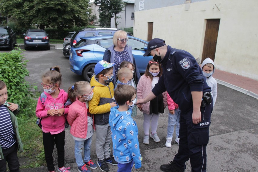 Bezpieczna droga do szkoły z policjantami w SP nr 10 w Sosnowcu. Mundurowi promowali noszenie odblasków i zasady przechodzenia przez jezdnię