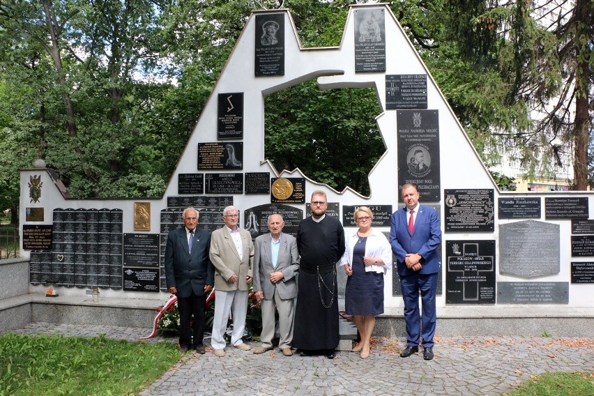 Pod tablicą gen. Andersa w Sanktuarium Golgoty Wschodu.