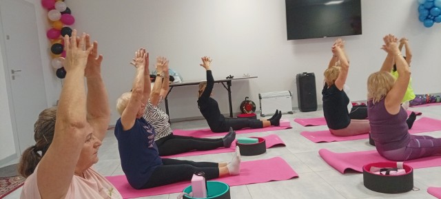 Zajęcia jogi i fitness w Gminnym Klubie Seniora we Włoszczowie cieszą się dużym powodzeniem. Więcej na następnych zdjęciach >>>