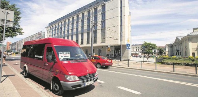 Busy prywatnych przewoźników znikną z m.in. ulicy Pawiej w sobotę. Ich właściciele nadal nie wiedzą, gdzie teraz się przeniosą