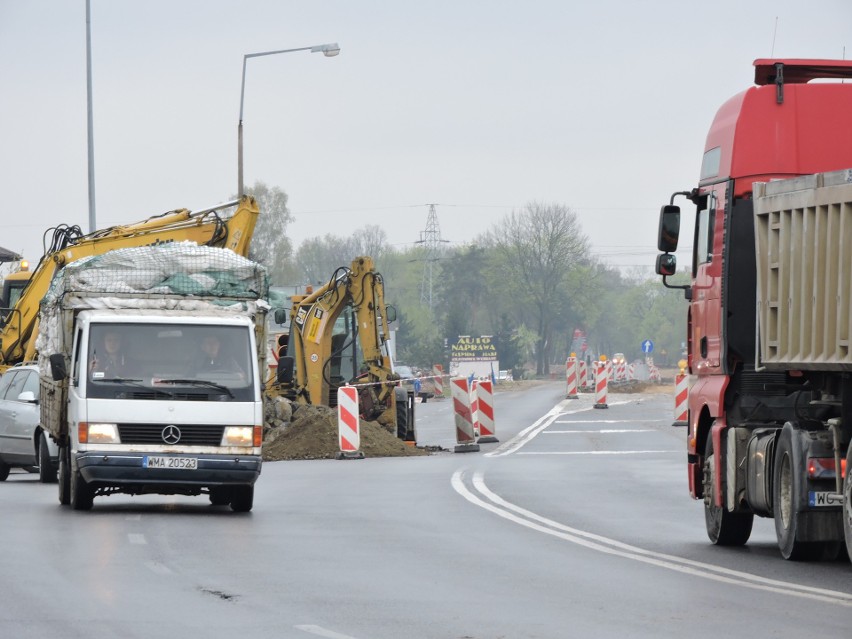 Wystarczy jeden TIR, żeby zrobił się korek. Zobacz, jak się jeździ remontowaną  ul. Ostrowską w Ostrołęce [ZDJĘCIA, WIDEO]